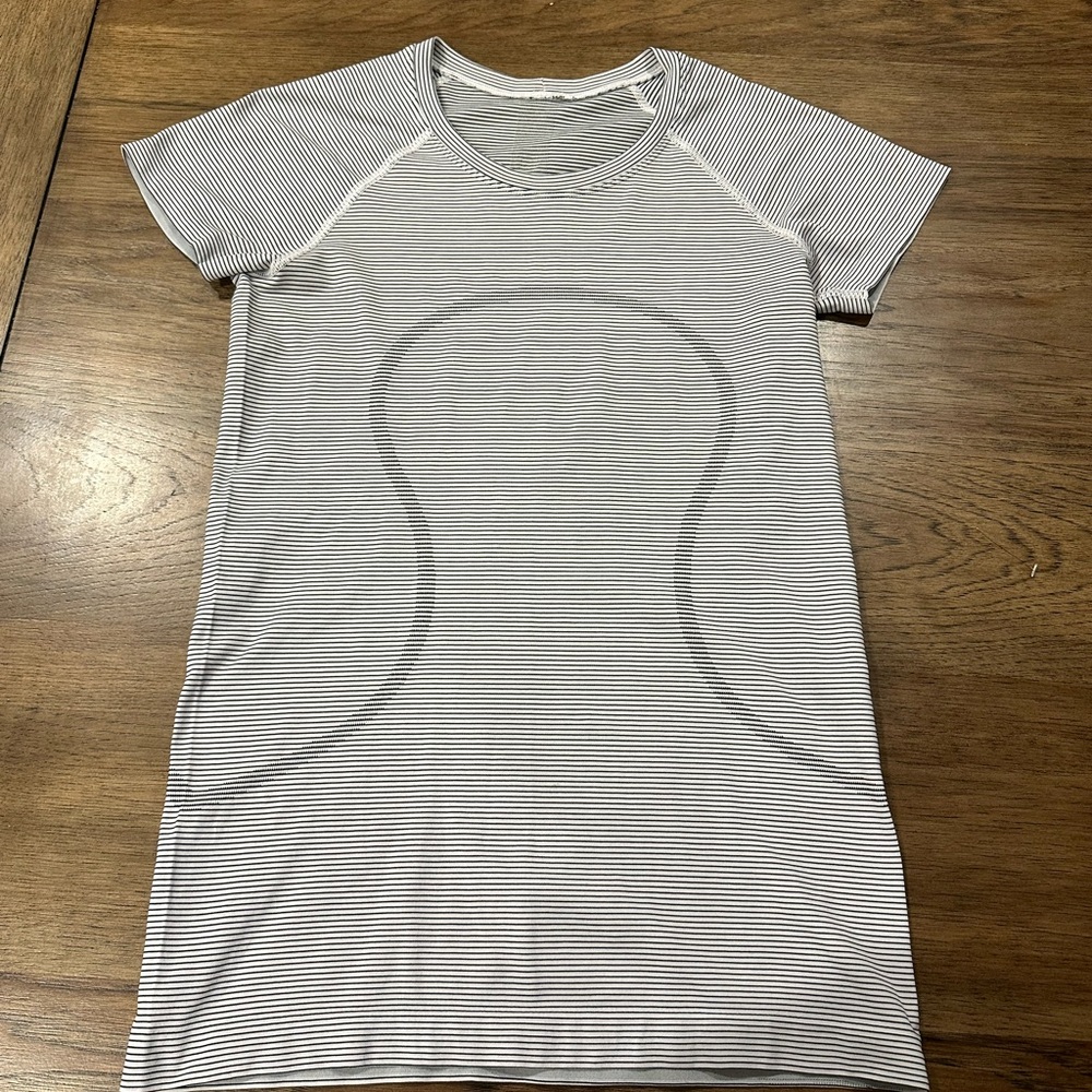 Lululemon Swiftly Tech Short Sleeve Size 6